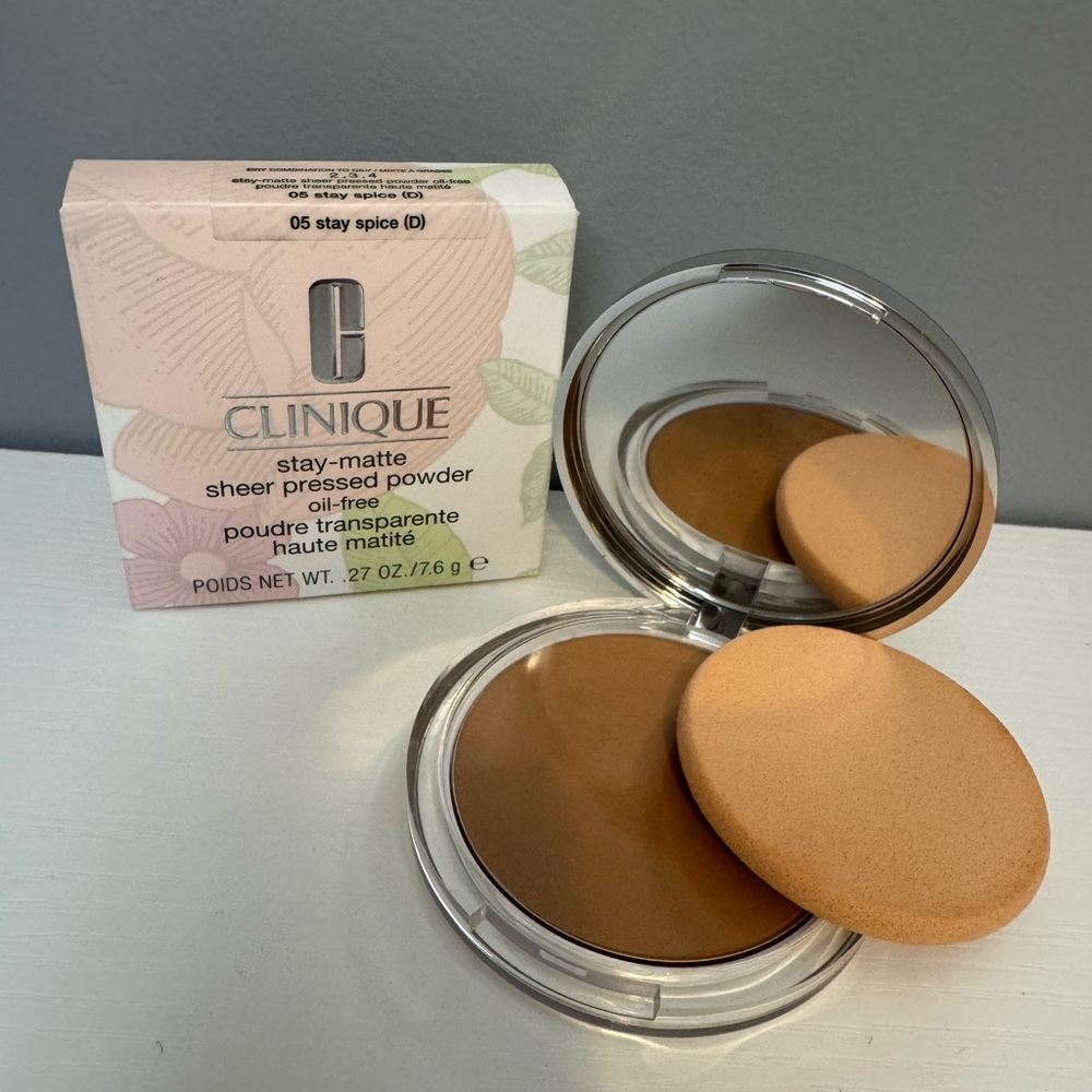 Clinique Stay-Matte Sheer Pressed Powder - Picture 4 of 7
